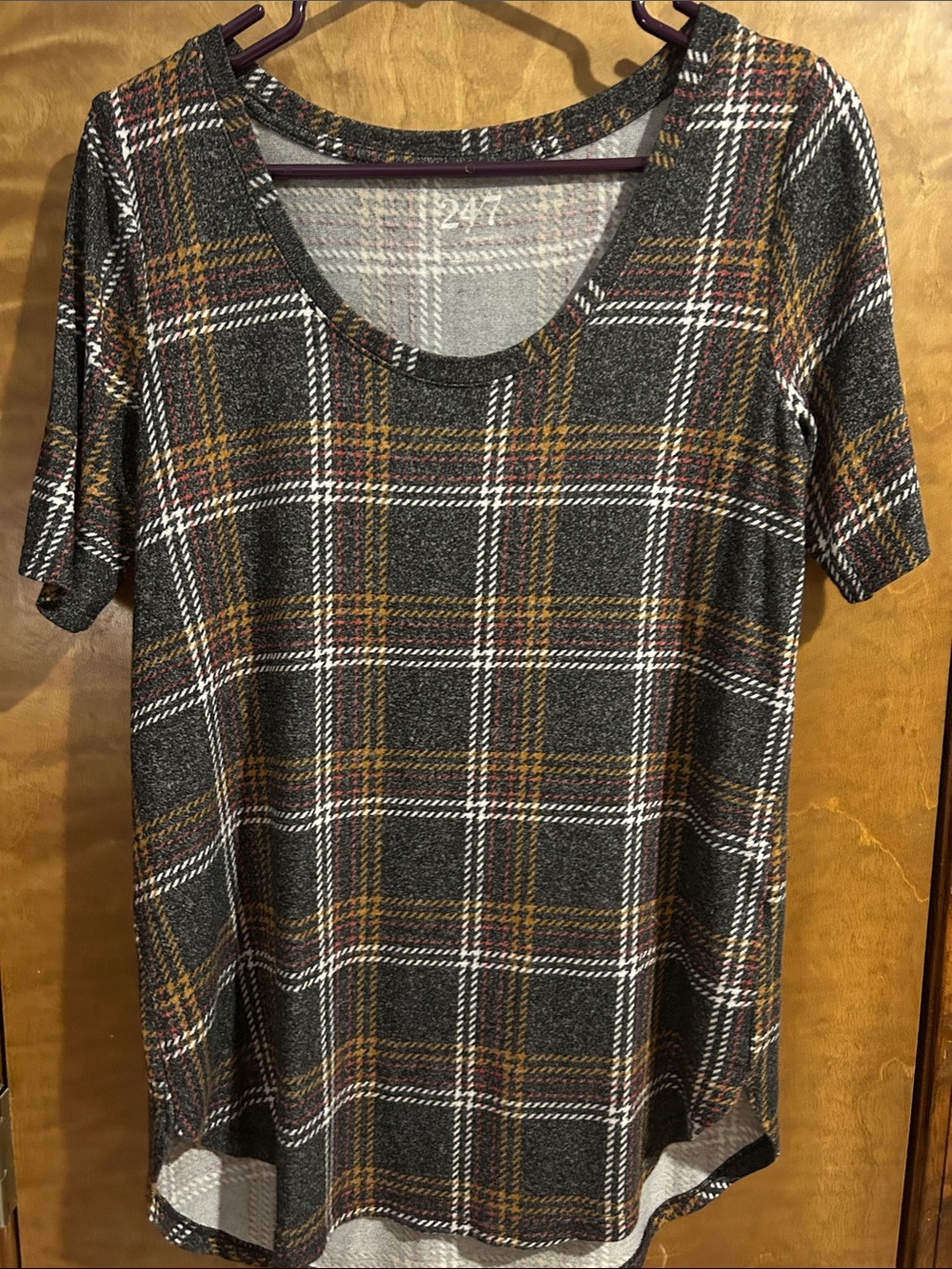 Plaid Scoop Neck Short-Sleeve Top in Gray - Excellent Condition